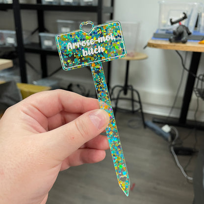 [CONTRÔLE TECHNIQUE] Pic à plante "Arrose-moi, bitch" en acrylique transparente avec des pois jaunes et bleus