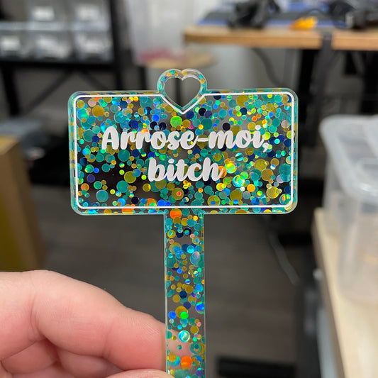 [CONTRÔLE TECHNIQUE] Pic à plante "Arrose-moi, bitch" en acrylique transparente avec des pois jaunes et bleus