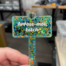 Charger l&#39;image dans la galerie, [CONTRÔLE TECHNIQUE] Pic à plante &quot;Arrose-moi, bitch&quot; en acrylique transparente avec des pois jaunes et bleus