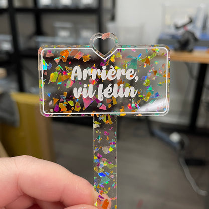 [CONTRÔLE TECHNIQUE] Pic à plante "Arrière, vil félin" en acrylique transparente avec des éclats de confettis multicolores