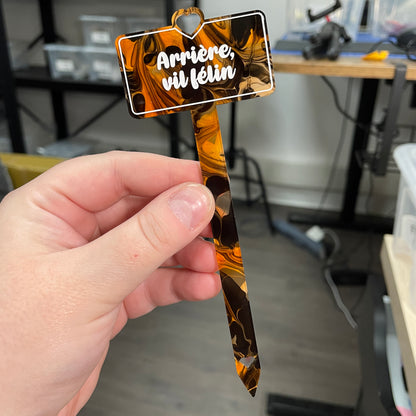 [CONTRÔLE TECHNIQUE] Pic à plante "Arrière, vil félin" en acrylique marbrée orange, noire, blanche et transparente