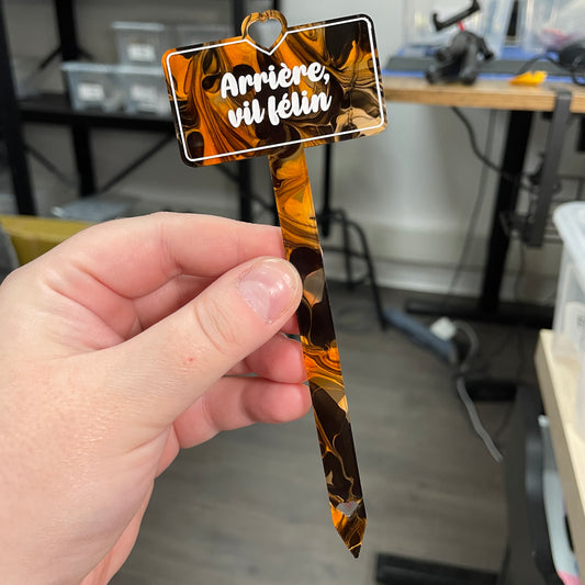 [CONTRÔLE TECHNIQUE] Pic à plante "Arrière, vil félin" en acrylique marbrée orange, noire, blanche et transparente