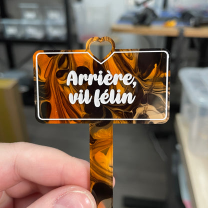 [CONTRÔLE TECHNIQUE] Pic à plante "Arrière, vil félin" en acrylique marbrée orange, noire, blanche et transparente