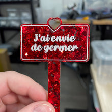 Charger l&#39;image dans la galerie, [CONTRÔLE TECHNIQUE] Pic à plante &quot;J&#39;ai envie de germer&quot; en acrylique semi transparente à gros confettis rouges