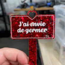 Charger l&#39;image dans la galerie, [CONTRÔLE TECHNIQUE] Pic à plante &quot;J&#39;ai envie de germer&quot; en acrylique semi transparente à gros confettis rouges