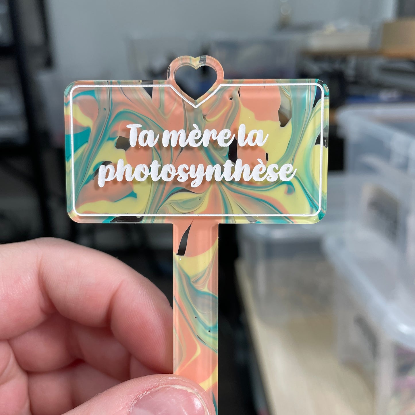 [CONTRÔLE TECHNIQUE] Pic à plante "Ta mère la photosynthèse" en acrylique marbrée jaune et orange