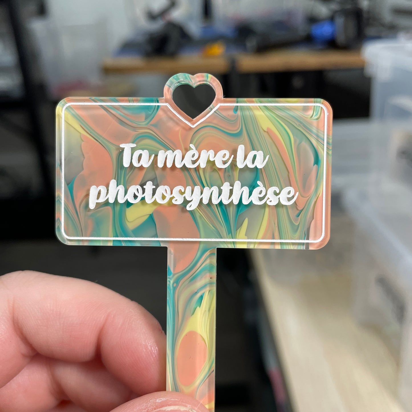 [CONTRÔLE TECHNIQUE] Pic à plante "Ta mère la photosynthèse" en acrylique marbrée jaune et orange