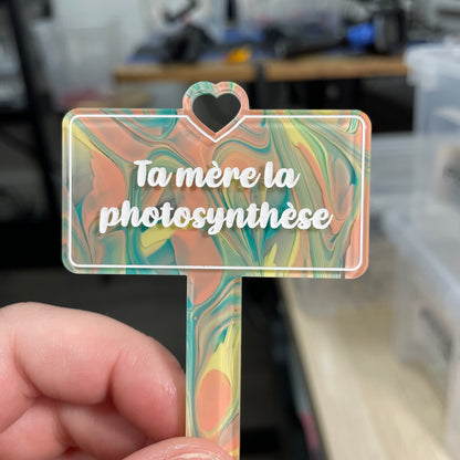 [CONTRÔLE TECHNIQUE] Pic à plante "Ta mère la photosynthèse" en acrylique marbrée jaune et orange