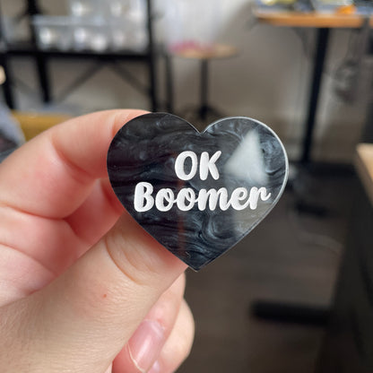 Broche "OK boomer" en acrylique marbrée noire