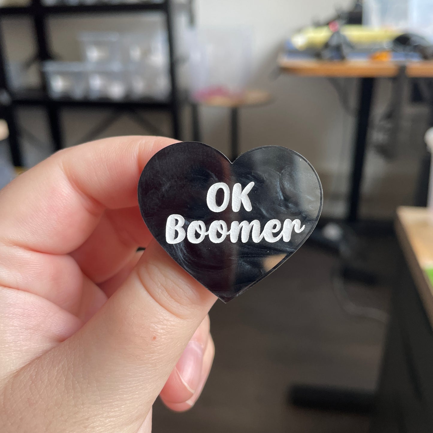 Broche "OK boomer" en acrylique marbrée noire