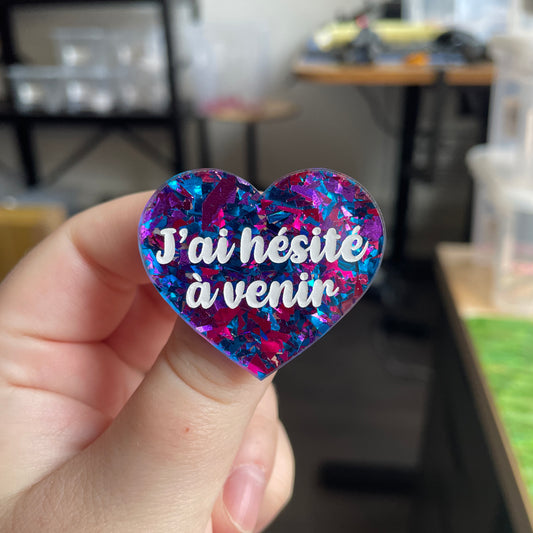 Broche "J'ai hésité à venir" en acrylique transparente à gros confettis bleus et roses