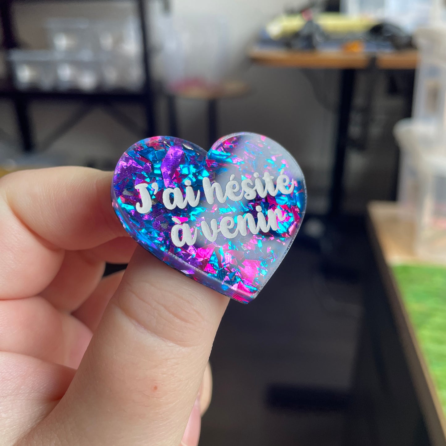 Broche "J'ai hésité à venir" en acrylique transparente à gros confettis bleus et roses