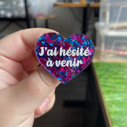 Broche "J'ai hésité à venir" en acrylique transparente à gros confettis bleus et roses