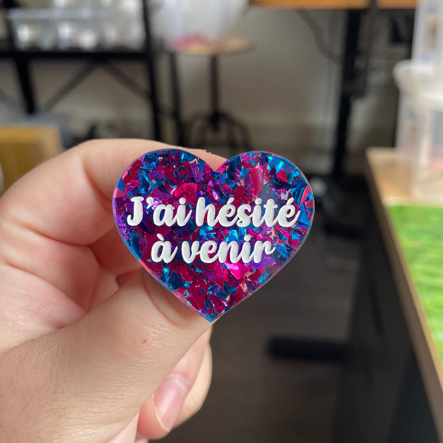 Broche "J'ai hésité à venir" en acrylique transparente à gros confettis bleus et roses