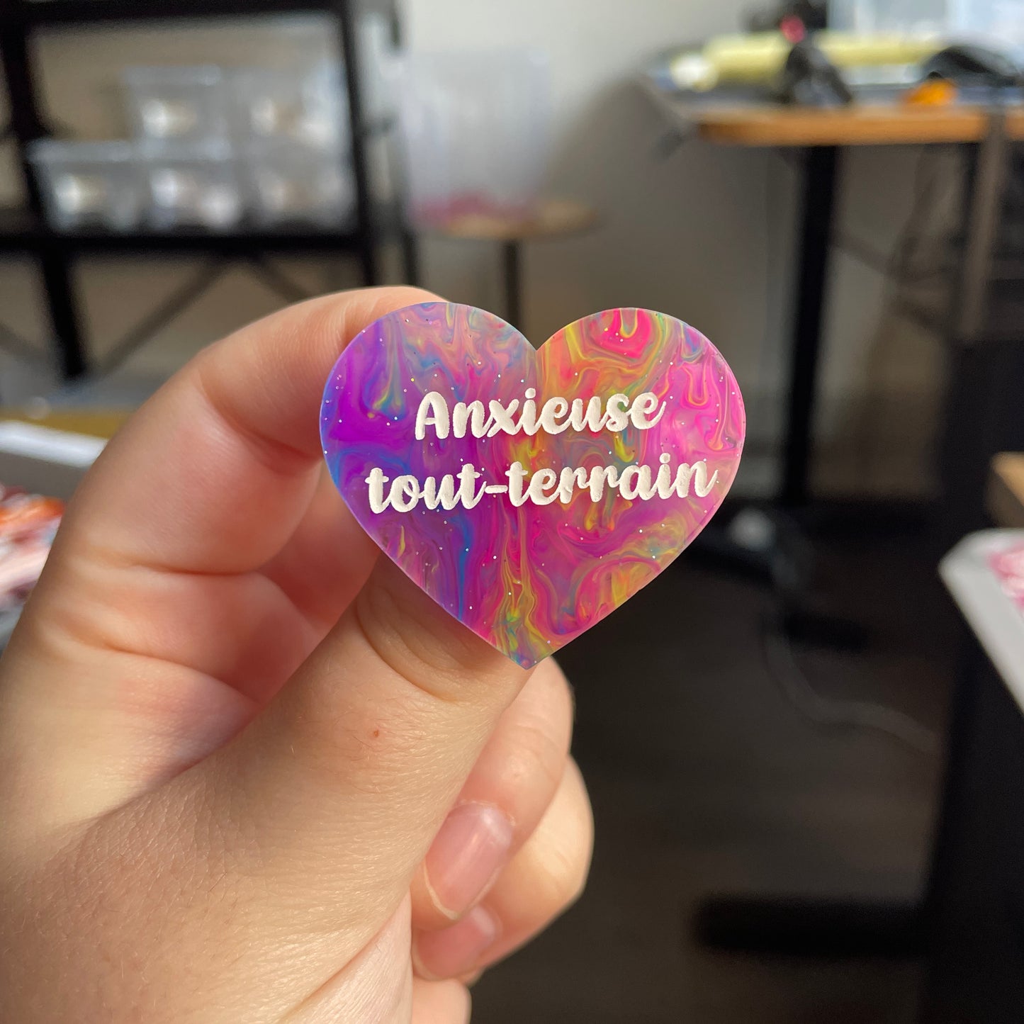 [CONTRÔLE TECHNIQUE] Broche "Anxieuse tout-terrain" en acrylique semi-transparente marbrée multicolore