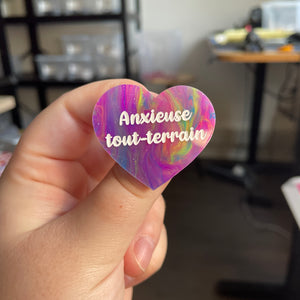 [CONTRÔLE TECHNIQUE] Broche "Anxieuse tout-terrain" en acrylique semi-transparente marbrée multicolore