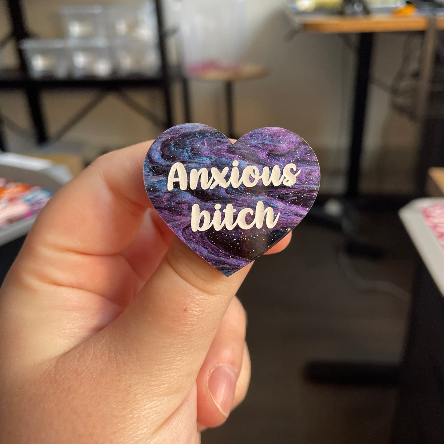 [CONTRÔLE TECHNIQUE] Broche "Anxious bitch" en acrylique marbrée noire, bleue et violette à paillettes