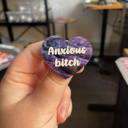 [CONTRÔLE TECHNIQUE] Broche "Anxious bitch" en acrylique marbrée noire, bleue et violette à paillettes