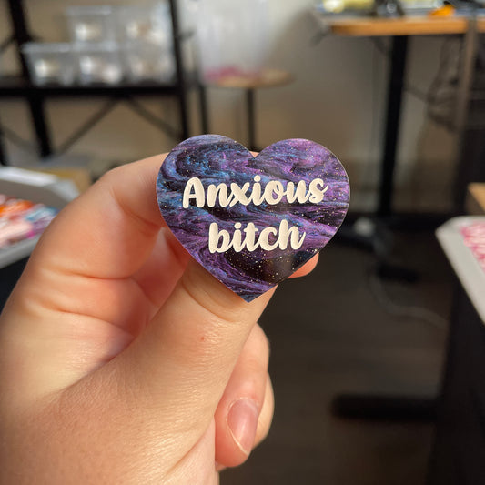 [CONTRÔLE TECHNIQUE] Broche "Anxious bitch" en acrylique marbrée noire, bleue et violette à paillettes