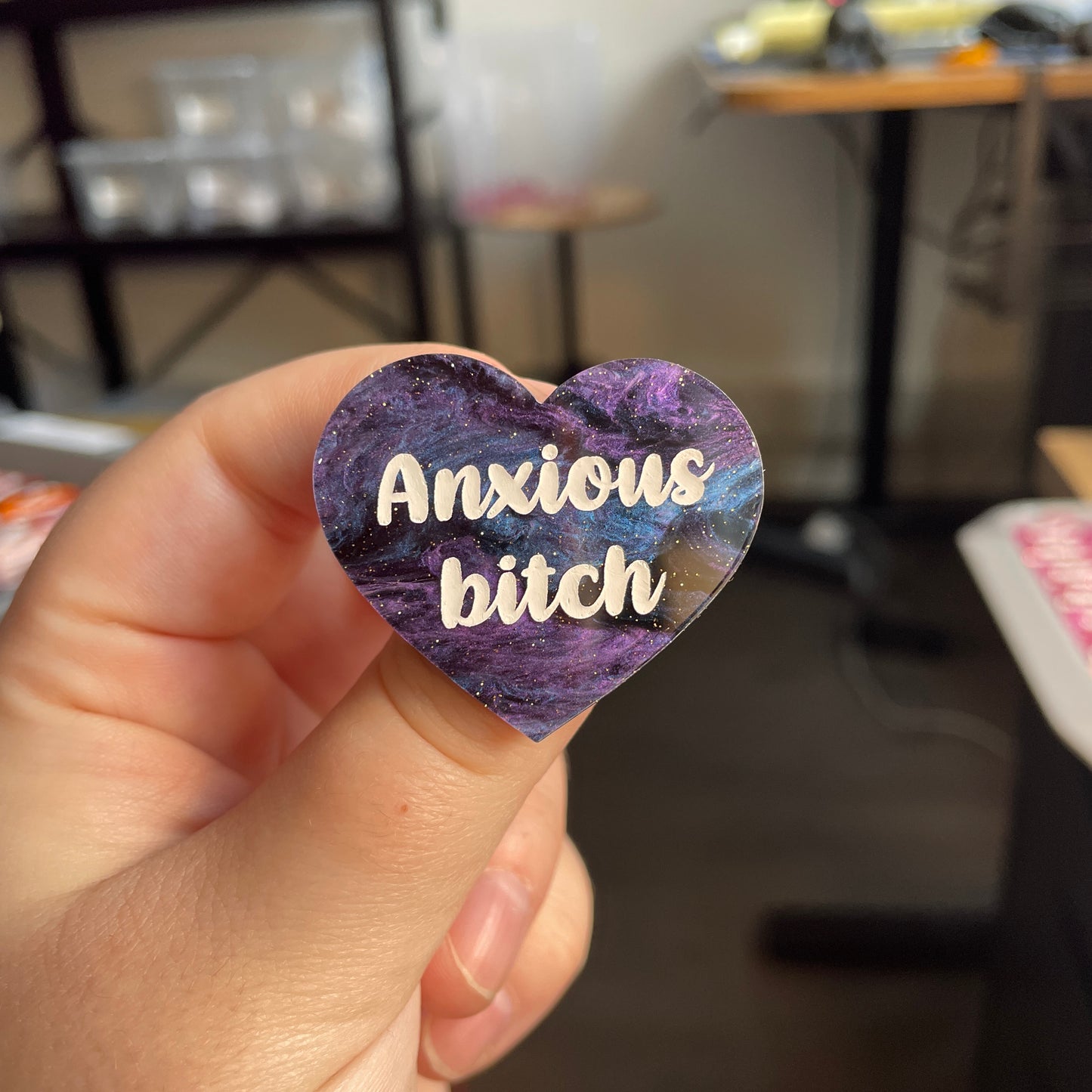 [CONTRÔLE TECHNIQUE] Broche "Anxious bitch" en acrylique marbrée noire, bleue et violette à paillettes