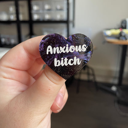 [CONTRÔLE TECHNIQUE] Broche "Anxious bitch" en acrylique marbrée noire, bleue et violette à paillettes