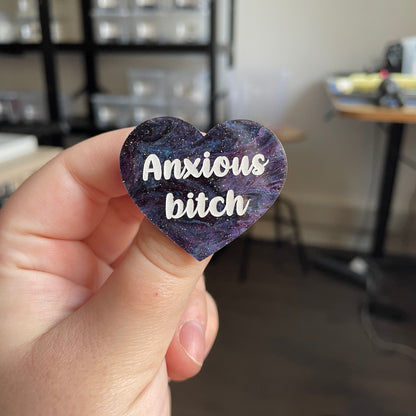 [CONTRÔLE TECHNIQUE] Broche "Anxious bitch" en acrylique marbrée noire, bleue et violette à paillettes
