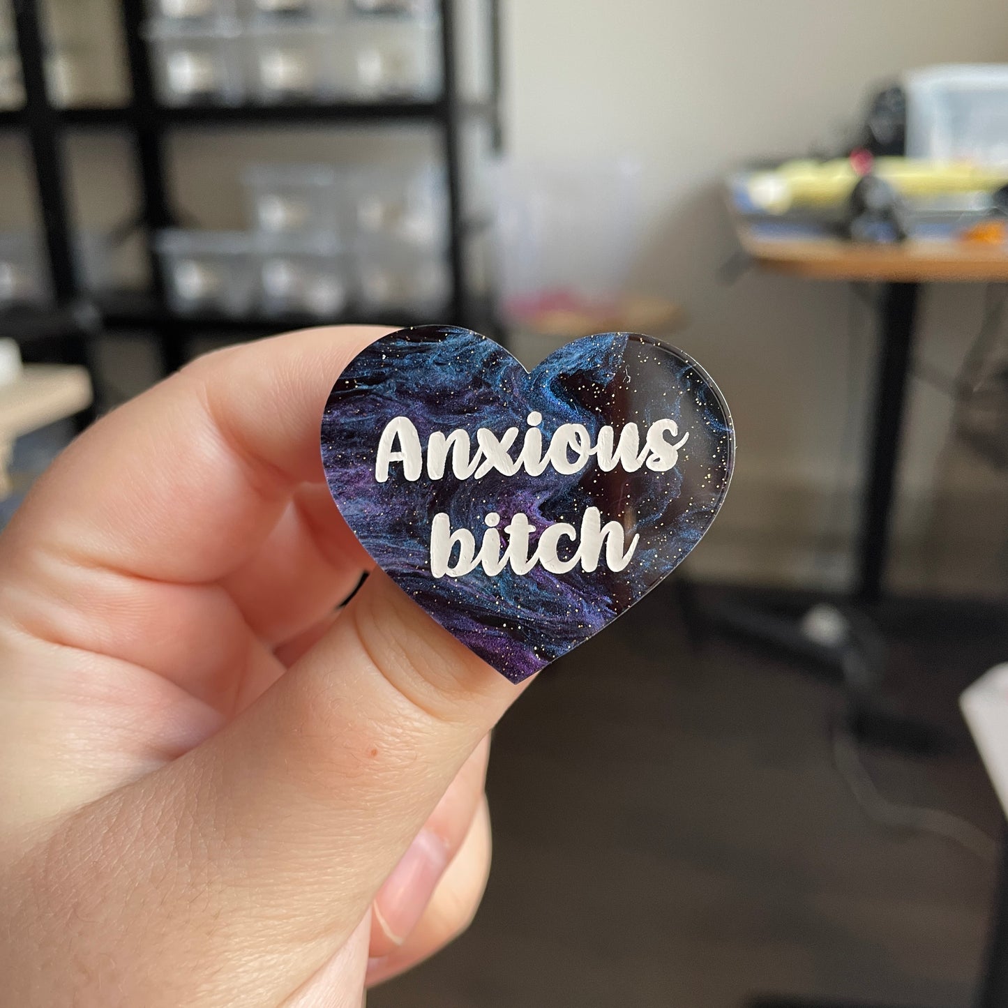 [CONTRÔLE TECHNIQUE] Broche "Anxious bitch" en acrylique marbrée noire, bleue et violette à paillettes
