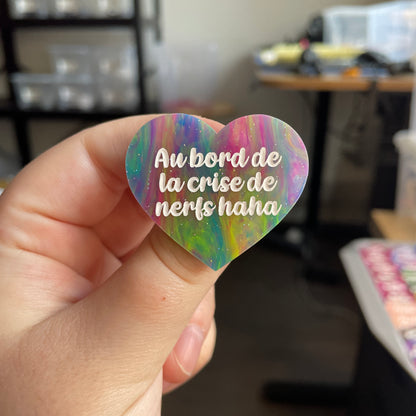 [CONTRÔLE TECHNIQUE] Broche "Au bord de la crise de nerfs haha" en acrylique semi-transparente marbrée multicolore
