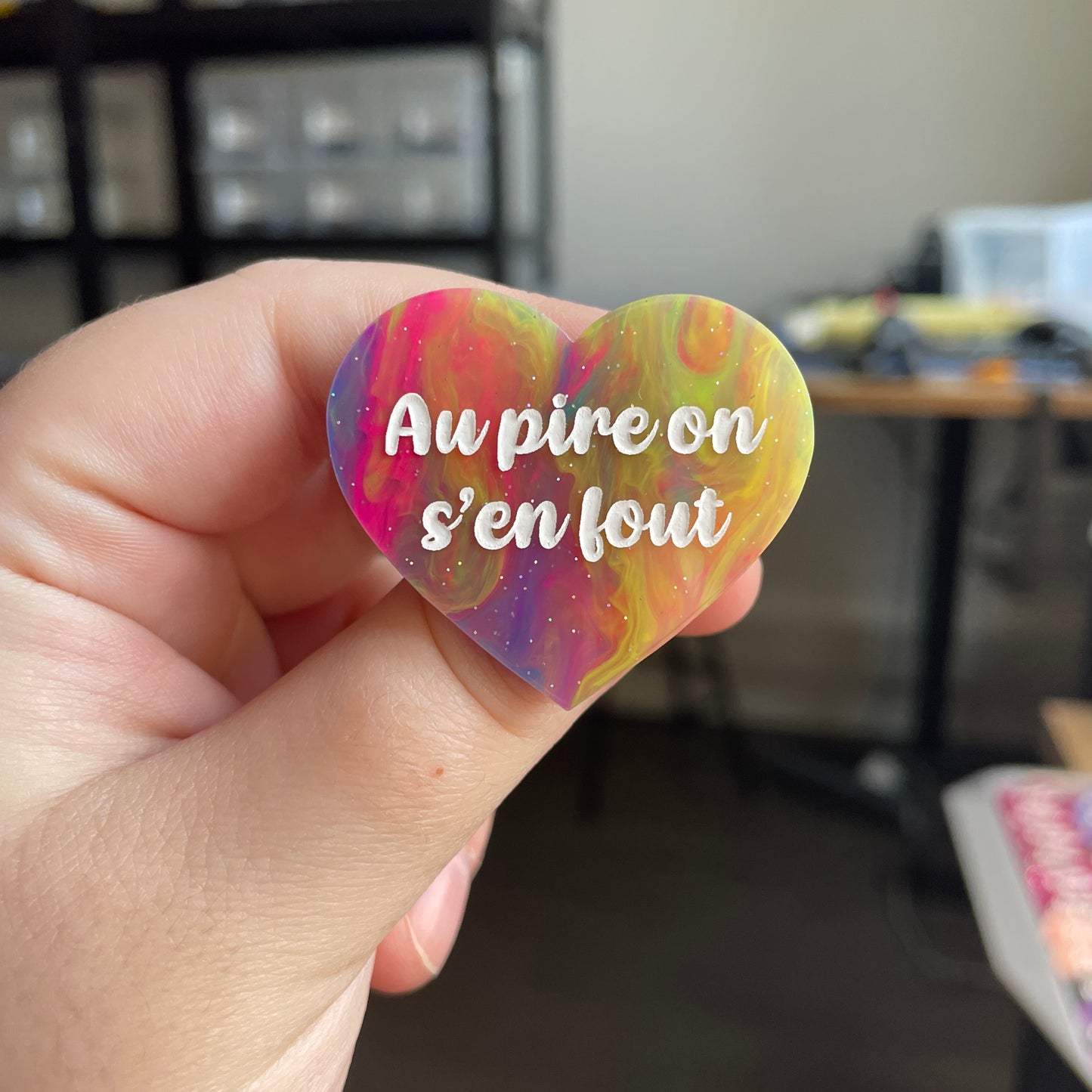 [CONTRÔLE TECHNIQUE] Broche "Au pire on s'en fout" en acrylique semi-transparente marbrée multicolore