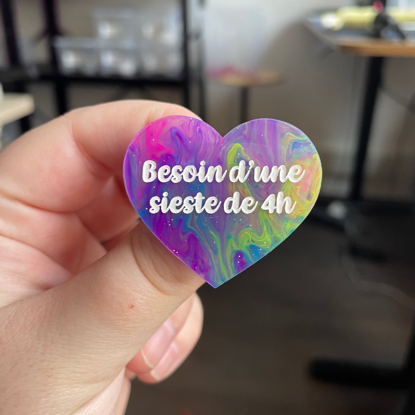 [CONTRÔLE TECHNIQUE] Broche "Besoin d'une sieste de 4h" en acrylique semi-transparente marbrée multicolore