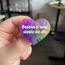 Charger l&#39;image dans la galerie, [CONTRÔLE TECHNIQUE] Broche &quot;Besoin d&#39;une sieste de 4h&quot; en acrylique semi-transparente marbrée multicolore