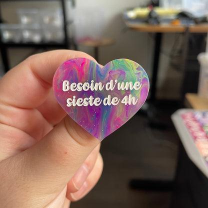 [CONTRÔLE TECHNIQUE] Broche "Besoin d'une sieste de 4h" en acrylique semi-transparente marbrée multicolore