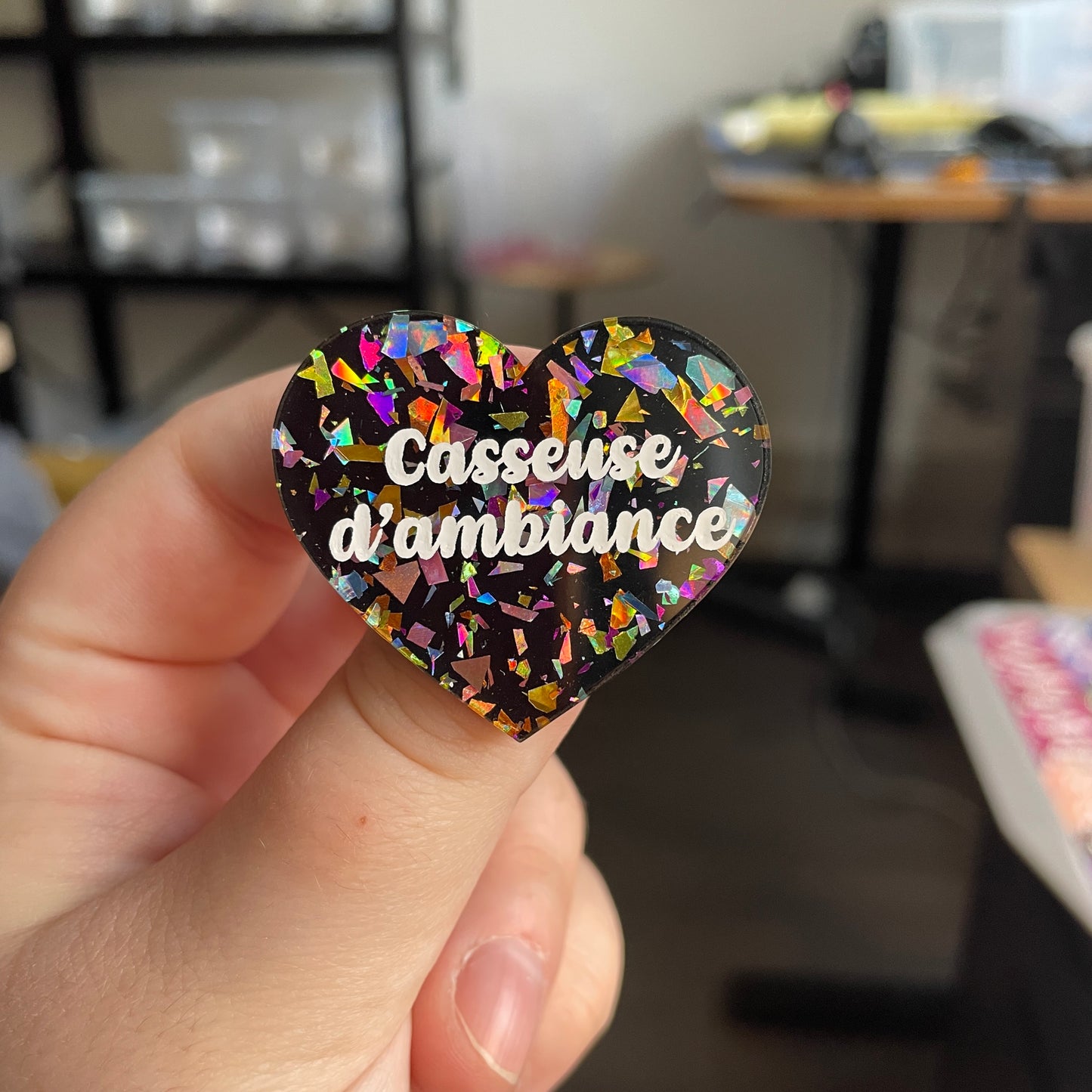 [CONTRÔLE TECHNIQUE] Broche "Casseuse d'ambiance" en acrylique noire avec des éclats de confettis multicolores