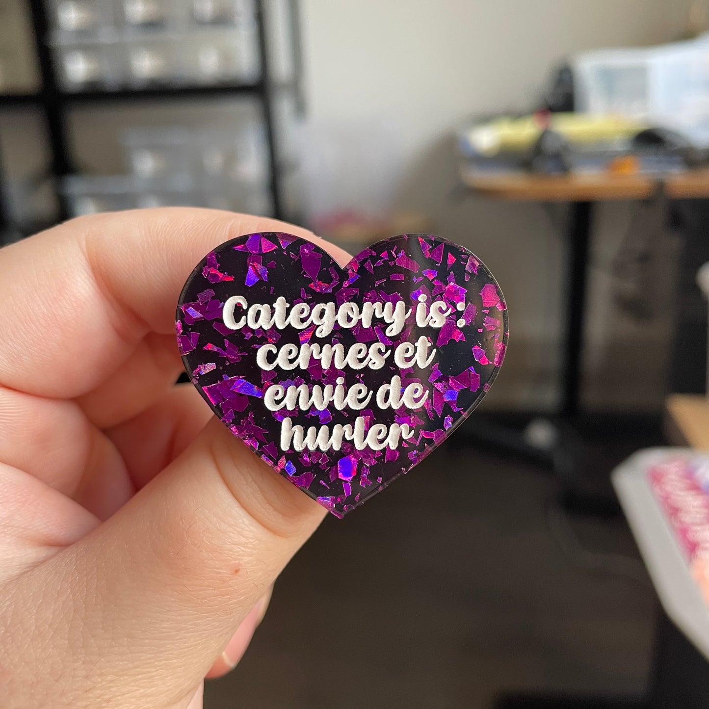 [CONTRÔLE TECHNIQUE] Broche "Category is : cernes et envie de hurler" en acrylique noire avec des éclats de confettis violets
