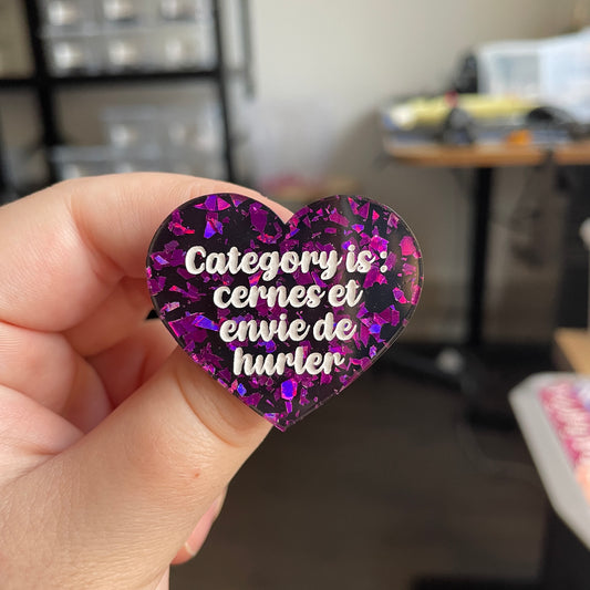 [CONTRÔLE TECHNIQUE] Broche "Category is : cernes et envie de hurler" en acrylique noire avec des éclats de confettis violets