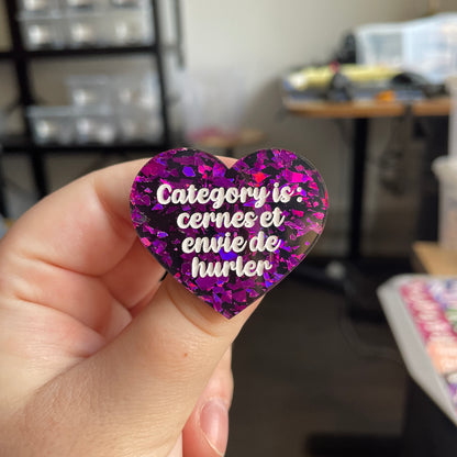 [CONTRÔLE TECHNIQUE] Broche "Category is : cernes et envie de hurler" en acrylique noire avec des éclats de confettis violets