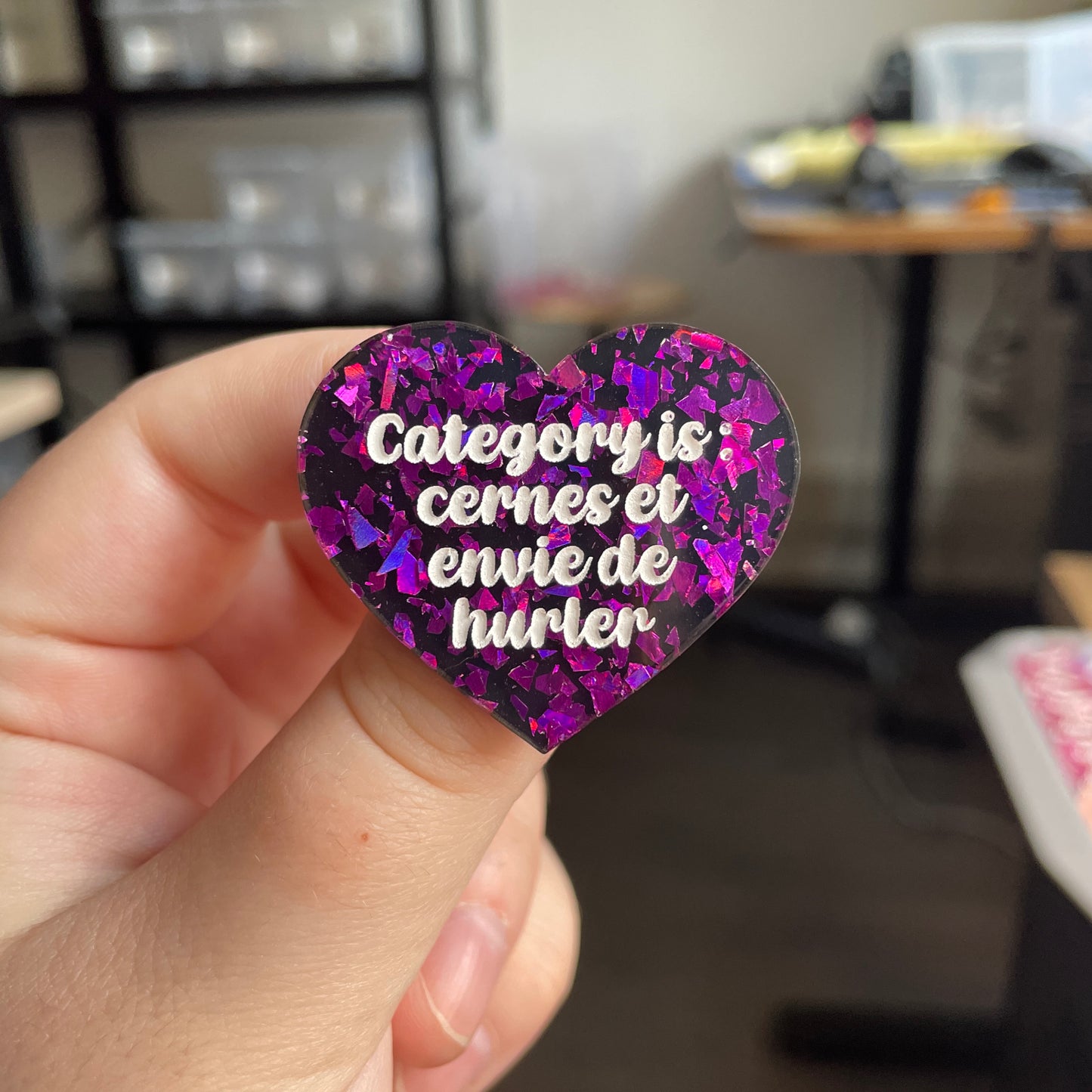 [CONTRÔLE TECHNIQUE] Broche "Category is : cernes et envie de hurler" en acrylique noire avec des éclats de confettis violets