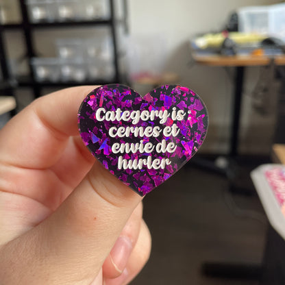 [CONTRÔLE TECHNIQUE] Broche "Category is : cernes et envie de hurler" en acrylique noire avec des éclats de confettis violets