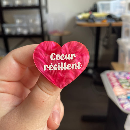 [CONTRÔLE TECHNIQUE] Broche "Coeur résilient" en acrylique marbrée rose