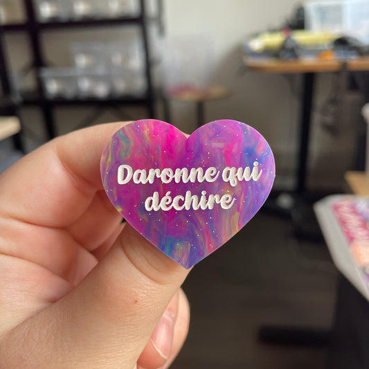 [CONTRÔLE TECHNIQUE] Broche "Daronne qui déchire" en acrylique semi-transparente marbrée multicolore