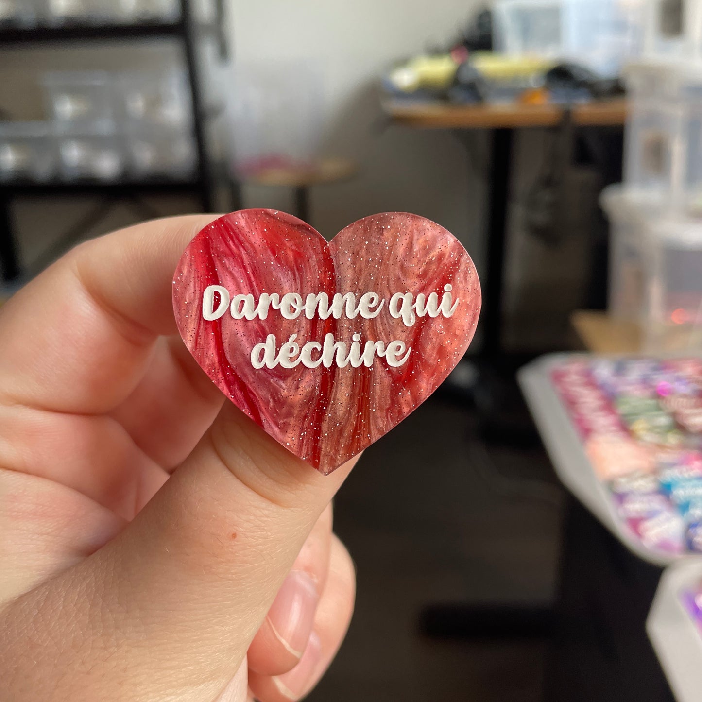 [CONTRÔLE TECHNIQUE] Broche "Daronne qui déchire" en acrylique marbrée rouge, marron et blanche à paillettes