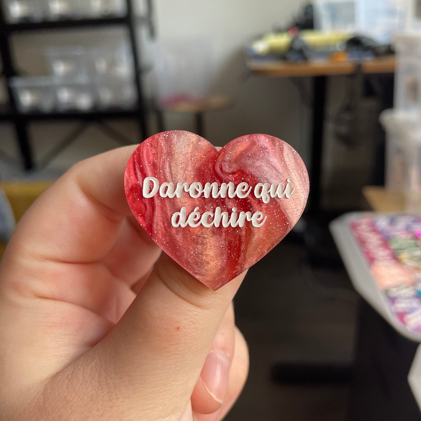 [CONTRÔLE TECHNIQUE] Broche "Daronne qui déchire" en acrylique marbrée rouge, marron et blanche à paillettes
