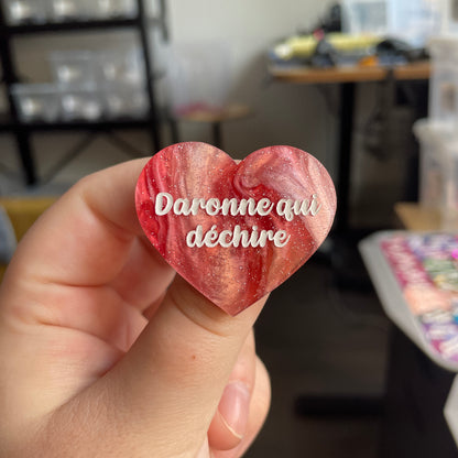 [CONTRÔLE TECHNIQUE] Broche "Daronne qui déchire" en acrylique marbrée rouge, marron et blanche à paillettes