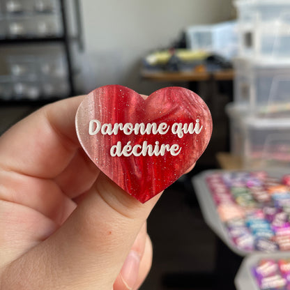 [CONTRÔLE TECHNIQUE] Broche "Daronne qui déchire" en acrylique marbrée rouge, marron et blanche à paillettes