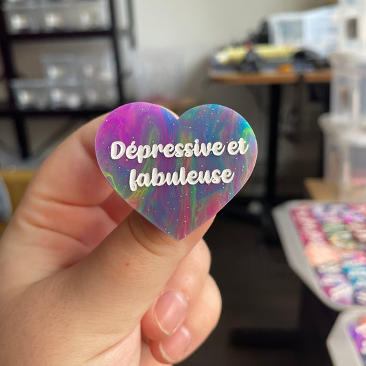 [CONTRÔLE TECHNIQUE] Broche "Dépressive et fabuleuse" en acrylique semi-transparente marbrée multicolore