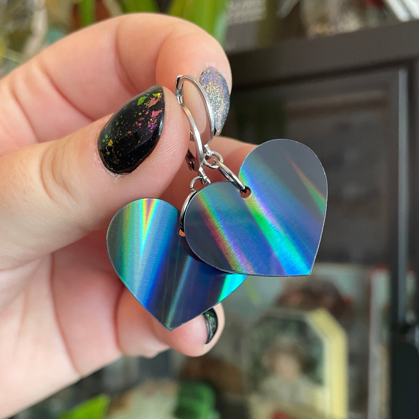 Petites boucles d'oreilles coeurs pendantes en acrylique iridescente noire