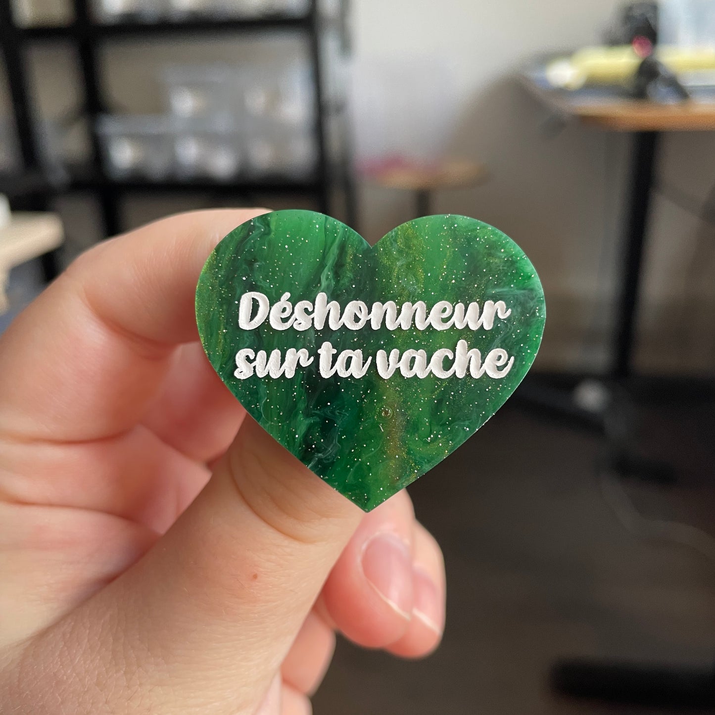 [CONTRÔLE TECHNIQUE] Broche "Déshonneur sur ta vache" en acrylique marbrée verte, dorée et blanche