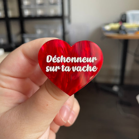 [CONTRÔLE TECHNIQUE] Broche "Déshonneur sur ta vache" en acrylique marbrée rouge