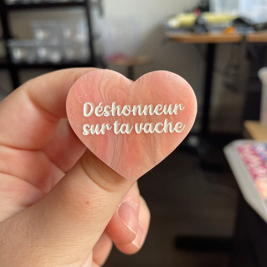 [CONTRÔLE TECHNIQUE] Broche "Déshonneur sur ta vache" en acrylique marbrée corail, jaune et blanche à paillettes