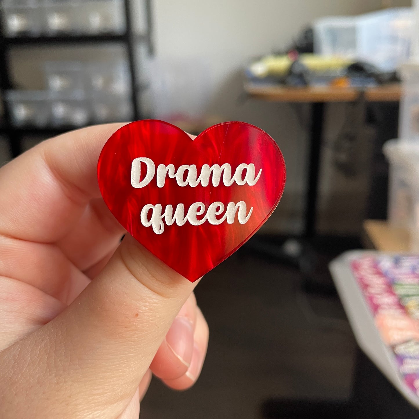[CONTRÔLE TECHNIQUE] Broche "Drama queen" en acrylique marbrée rouge
